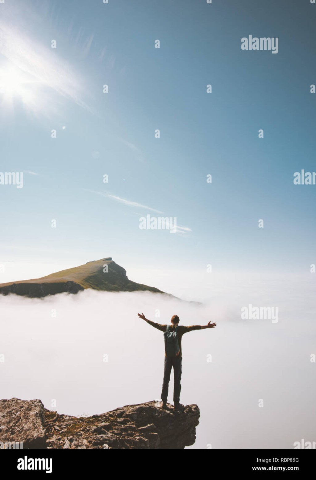 adventure travel 86 - Wanderer Mann allein stehend auf Klippe Rand über Wolken erhobenen